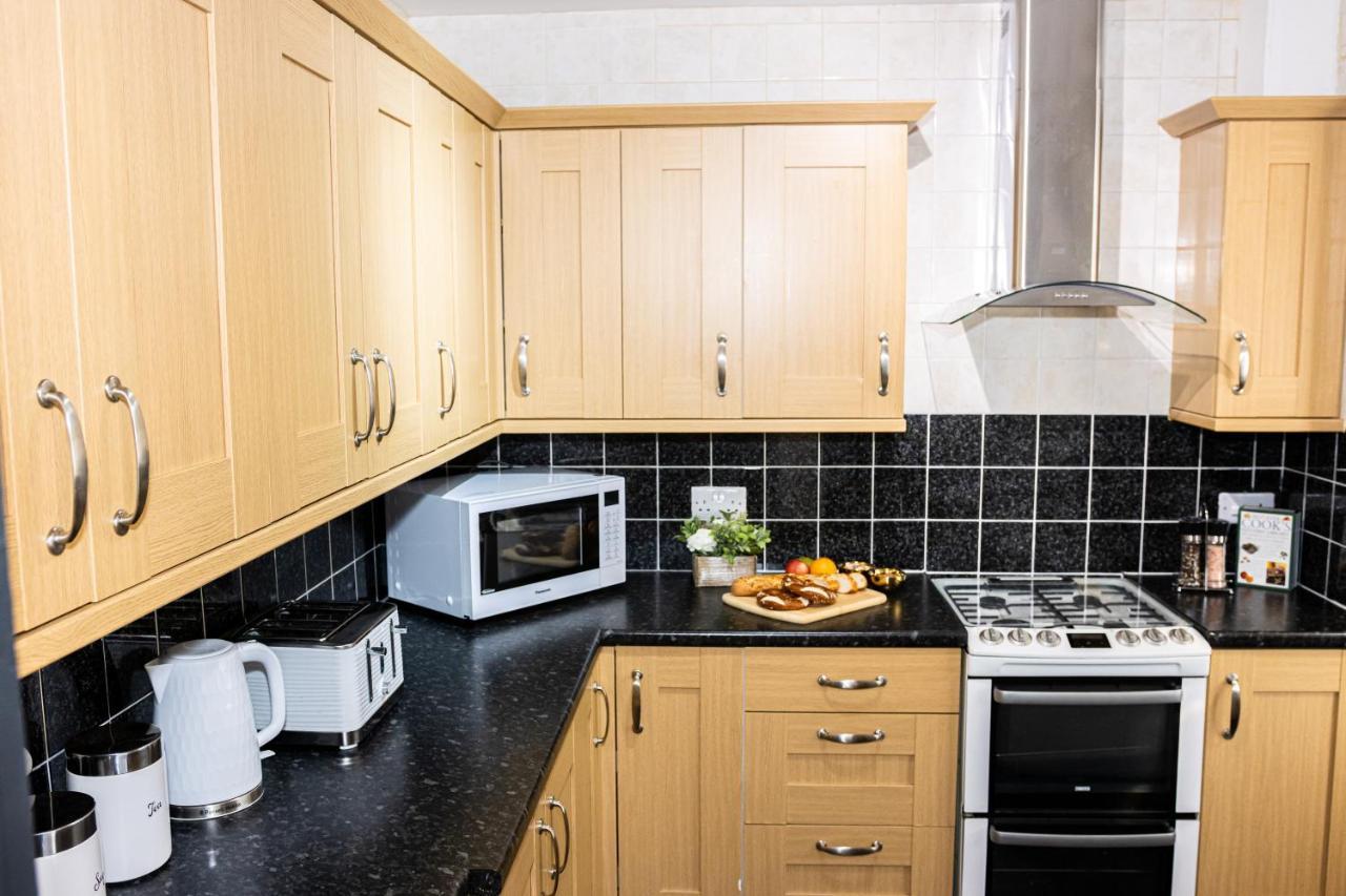 Td Stourb Dudley - Luxurious 3 Bedroom House - Sleeps 7 - Dy1 - Long And Short Stay Brierley Hill Exterior foto